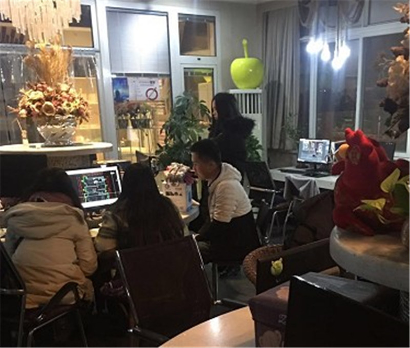 天黑风大、夜深人忙，感谢施工中客户带着姐姐来公司再签合同！